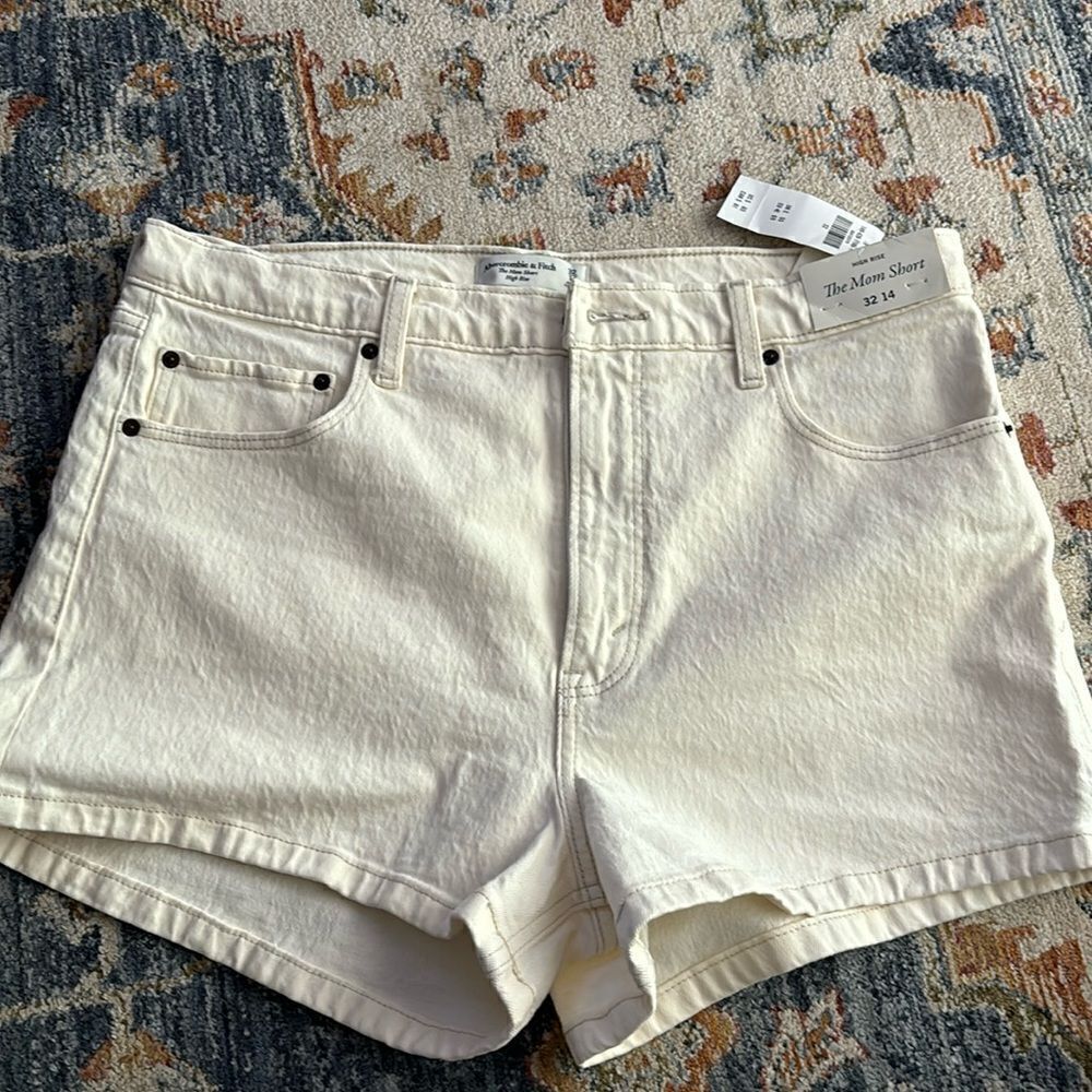 NWT ABERCROMBIE THE MOM SHORT - 14/32
